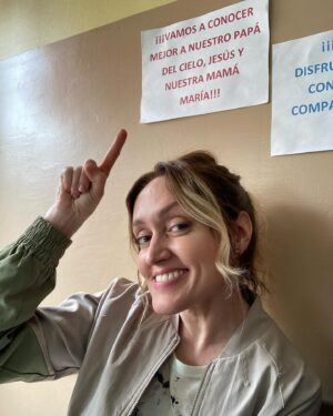 Pilar Gamboa Instagram - Los rodajes y los amigos y las risas 
Gracias por el cariño en la calle y las sonrisas desde lejos en el subte y en todos lados a donde voy, esta serie la hicimos entre todos. Envidiosa en Netflix.