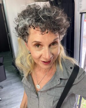 Pilar Gamboa Instagram - Los rodajes y los amigos y las risas 
Gracias por el cariño en la calle y las sonrisas desde lejos en el subte y en todos lados a donde voy, esta serie la hicimos entre todos. Envidiosa en Netflix.