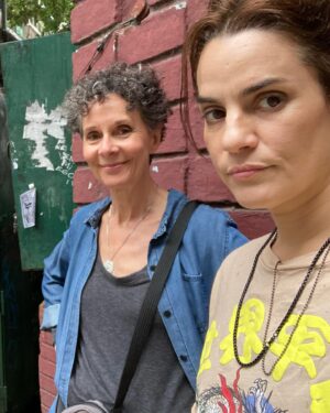 Pilar Gamboa Instagram - Los rodajes y los amigos y las risas 
Gracias por el cariño en la calle y las sonrisas desde lejos en el subte y en todos lados a donde voy, esta serie la hicimos entre todos. Envidiosa en Netflix.