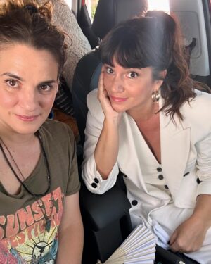Pilar Gamboa Instagram - Los rodajes y los amigos y las risas 
Gracias por el cariño en la calle y las sonrisas desde lejos en el subte y en todos lados a donde voy, esta serie la hicimos entre todos. Envidiosa en Netflix.