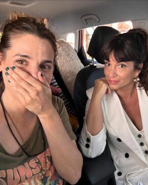 Pilar Gamboa Instagram - Los rodajes y los amigos y las risas 
Gracias por el cariño en la calle y las sonrisas desde lejos en el subte y en todos lados a donde voy, esta serie la hicimos entre todos. Envidiosa en Netflix.