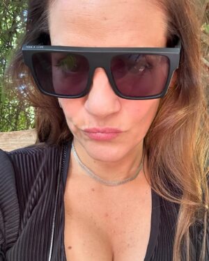 Pilar Gamboa Instagram - Los rodajes y los amigos y las risas 
Gracias por el cariño en la calle y las sonrisas desde lejos en el subte y en todos lados a donde voy, esta serie la hicimos entre todos. Envidiosa en Netflix.