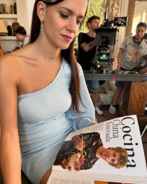 Pilar Gamboa Instagram - Los rodajes y los amigos y las risas 
Gracias por el cariño en la calle y las sonrisas desde lejos en el subte y en todos lados a donde voy, esta serie la hicimos entre todos. Envidiosa en Netflix.