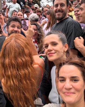 Pilar Gamboa Instagram - Los rodajes y los amigos y las risas 
Gracias por el cariño en la calle y las sonrisas desde lejos en el subte y en todos lados a donde voy, esta serie la hicimos entre todos. Envidiosa en Netflix.
