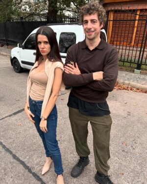 Pilar Gamboa Instagram - Los rodajes y los amigos y las risas 
Gracias por el cariño en la calle y las sonrisas desde lejos en el subte y en todos lados a donde voy, esta serie la hicimos entre todos. Envidiosa en Netflix.