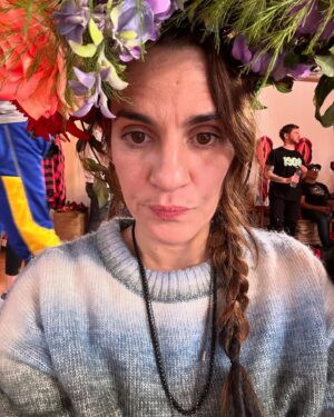 Pilar Gamboa Instagram - Los rodajes y los amigos y las risas 
Gracias por el cariño en la calle y las sonrisas desde lejos en el subte y en todos lados a donde voy, esta serie la hicimos entre todos. Envidiosa en Netflix.