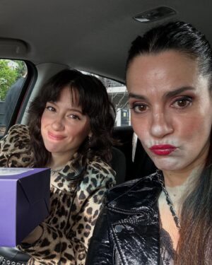 Pilar Gamboa Instagram - Terminó el rodaje de VIUDAS NEGRAS la serie escrita por Malena Pichot. Cuando empezó el rodaje yo estaba fulminada de fin de año y con vértigo de poder estar a la altura de lo que estaba tan bien escrito. Hoy puedo decir que el termómetro de que las cosas salgan buenas es divertirse como loca en las escenas y en las esperas. Y eso pasó. La risa de todo el equipo cuando escuchamos “corte” es algo que me quedará grabado para siempre. Gracias a los directores Nano y Coca que nos dieron todo con maestría para hacer de la risa un culto y además la rompieron a otro nivel. Gracias al equipo técnico porque armaron en ese set un anfiteatro de espectadores descomunales. No pasa tan seguido sentirse tan afín a esa cantidad de gente, tan amigos todos, tan creando en equipo cada segundo de esta aventura.
Y encima creo que esta serie tiene el mejor elenco de la historia. Me tocó actuar con gente que admiro con profundidad hace mucho. Un privilegio ser parte de este seleccionado de jugadores iluminados por el talento más preciado: el de pasarla bien y actuar como los dioses. 
Gracias Malena por armar este viaje, por los días de rodaje que fuimos casi sin dormir porque nuestros hijos durmieron mal la noche anterior y reírnos de eso, pero sobre todo porque fuiste la complicidad en estado puro. Me llevo para siempre cada risa nuestra en todos los lugares de ese set. Sos impresionante.
Gracias @pampafilms y sobre todo a @mariana.ponisio Mai porque fue la mejor productora de esta locura.

@flow_ar