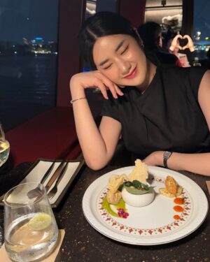 Pinyadar Salinvarradar Instagram - dinner w/🛳️👩🏻✨🫶🏻 #apsaracruisebangkok 

@apsaracruisebangkok @banyantreebangkok