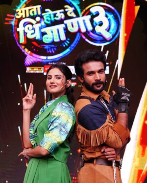Pooja Birari Instagram - राया मंजिरीं 🎭

धिंगाणा एक नंबरी... 
पार केली शंभरी... 

‘आता होऊ दे धिंगाणा 3’ आज आणि उद्या म्हणजे 
शनिवार-रविवार रा. 9:00 वाजता Star प्रवाहवर....
#AataHouDeDhingana #StarPravah 
#rayamanjiri #chracter #actor #yedlagalpremach
