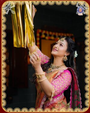 Pooja Birari Instagram - अभिनेत्रींचे दिवाळी स्पेशल लूक😍👉
तुमचा आवडता लूक कोणता?

#rajshrimarathi #diwalispecial #happydiwali