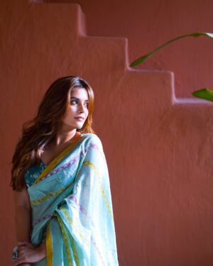 Pooja Gor Instagram - That feminine urge to go on a date in a saree❤️

Shot by- @shutter_see_lab_bymanali 
Styled by- @ananyaarora2013 
Location- @studio27.in 
Wearing- @chhapa_gj8 

Valentine’s Day date in Saree?!