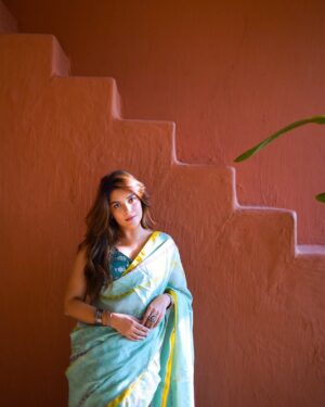 Pooja Gor Instagram - That feminine urge to go on a date in a saree❤️

Shot by- @shutter_see_lab_bymanali 
Styled by- @ananyaarora2013 
Location- @studio27.in 
Wearing- @chhapa_gj8 

Valentine’s Day date in Saree?!