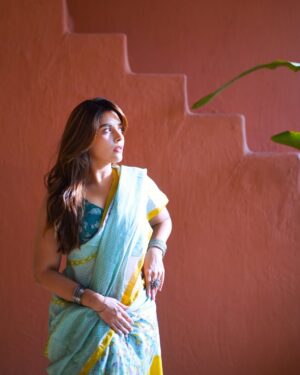 Pooja Gor Instagram - That feminine urge to go on a date in a saree❤️

Shot by- @shutter_see_lab_bymanali 
Styled by- @ananyaarora2013 
Location- @studio27.in 
Wearing- @chhapa_gj8 

Valentine’s Day date in Saree?!
