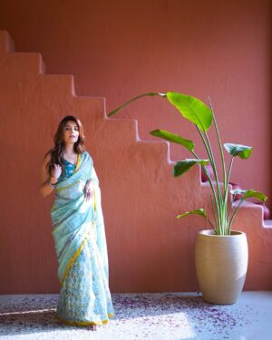 Pooja Gor Instagram - That feminine urge to go on a date in a saree❤️

Shot by- @shutter_see_lab_bymanali 
Styled by- @ananyaarora2013 
Location- @studio27.in 
Wearing- @chhapa_gj8 

Valentine’s Day date in Saree?!