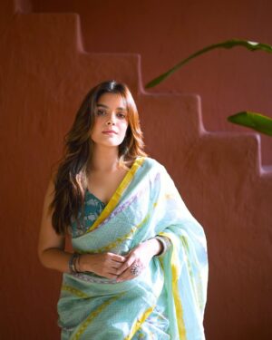 Pooja Gor Instagram - That feminine urge to go on a date in a saree❤️

Shot by- @shutter_see_lab_bymanali 
Styled by- @ananyaarora2013 
Location- @studio27.in 
Wearing- @chhapa_gj8 

Valentine’s Day date in Saree?!