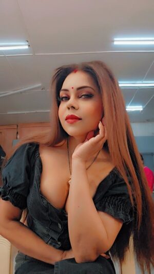 Pooja Poddar Instagram - #pannakitamannahaikiheeramujhemiljaaye💕💕🎼🎤 #instagram #memes #reelkarofeelkaro #viral #poojapoddarofficial