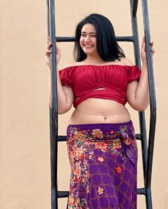 Actress Poonam Bajwa HD Photos and Wallpapers January 2025