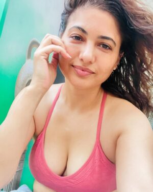 Poonam Rajput Instagram - Oh my my! 😳🌞 my skin is glowing like anything because the Juice I am drinking these days makes my mood hell for an hour but  I am seeing the results. Oh yes oh yes 🥬🌿🍀🍋‍🟩🧃🤣😊 #poonamrajput #poonamrajputofficial #healthylifestyle