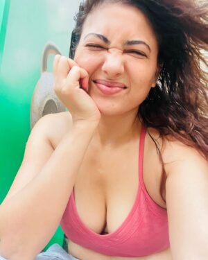 Poonam Rajput Instagram - Oh my my! 😳🌞 my skin is glowing like anything because the Juice I am drinking these days makes my mood hell for an hour but  I am seeing the results. Oh yes oh yes 🥬🌿🍀🍋‍🟩🧃🤣😊 #poonamrajput #poonamrajputofficial #healthylifestyle