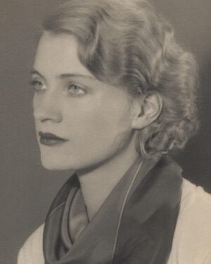 Poppy Lee Friar Instagram - Well, I keep getting told I look like Lee Miller lately! 🤔 thoughts? And damn I love her short haircut 😍

#leemiller #photographer #model #badass #artist #blackandwhitephotography #actress