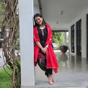 Prachee Shah Instagram - …
Bound by time, you’re in haste. 
Rooted in the eternal, you’re governed by grace …
 ~ Sadhguru 
.
.
 #blessed #divine #grace