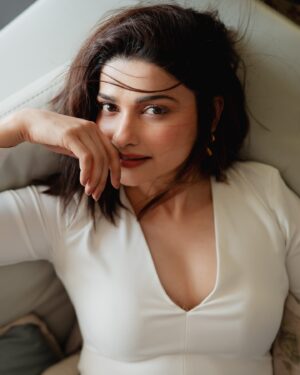 Prachi Desai Instagram - When happiness radiates, 
@sprinkledwords makes it art! 🤍 

@abhishekindu @little_hair_poetry 💫
#selfstyled