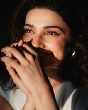 Prachi Desai Instagram - When happiness radiates, 
@sprinkledwords makes it art! 🤍 

@abhishekindu @little_hair_poetry 💫
#selfstyled