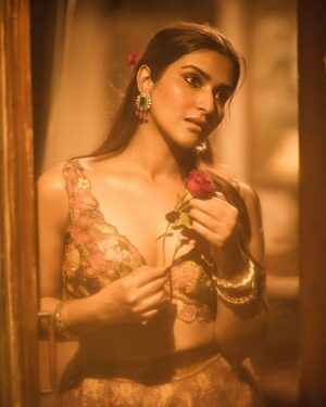 Pranutan Bahl Instagram - yes yes you can call me rose 🌹🤭

outfit @kalista.official @dipublicrelations 
phots @gohil_jeet 
jewellery @minerali_store 
clutch @oceana_clutches