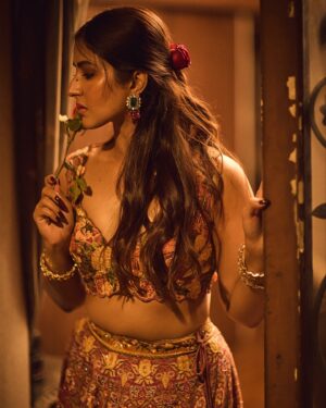 Pranutan Bahl Instagram - yes yes you can call me rose 🌹🤭

outfit @kalista.official @dipublicrelations 
phots @gohil_jeet 
jewellery @minerali_store 
clutch @oceana_clutches
