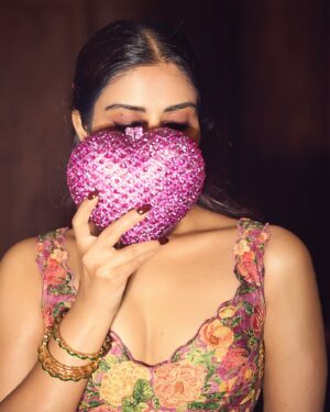 Pranutan Bahl Instagram - yes yes you can call me rose 🌹🤭

outfit @kalista.official @dipublicrelations 
phots @gohil_jeet 
jewellery @minerali_store 
clutch @oceana_clutches