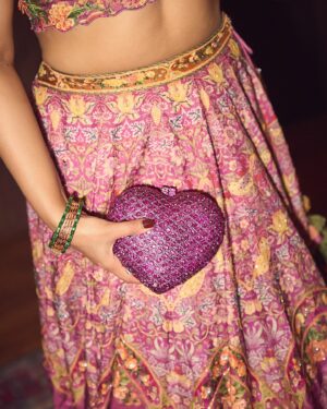 Pranutan Bahl Instagram - yes yes you can call me rose 🌹🤭

outfit @kalista.official @dipublicrelations 
phots @gohil_jeet 
jewellery @minerali_store 
clutch @oceana_clutches