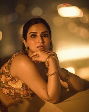 Pranutan Bahl Instagram - yes yes you can call me rose 🌹🤭

outfit @kalista.official @dipublicrelations 
phots @gohil_jeet 
jewellery @minerali_store 
clutch @oceana_clutches