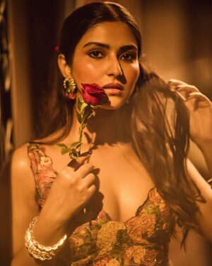 Pranutan Bahl Instagram - yes yes you can call me rose 🌹🤭

outfit @kalista.official @dipublicrelations 
phots @gohil_jeet 
jewellery @minerali_store 
clutch @oceana_clutches