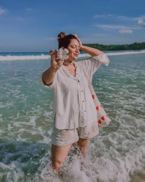 Pratibha Bhadauria Instagram - Sawasdee-kaa from Phuket 🙏

Days by the beach hit different 🌴🌊☀️🐚
.
.
.
.
.
#Traveldiaries #bucketlistadventures #phiphiisland #Phuket #thailand #travelphotography #ocean #sunsetvibes #peace #moment #phuket #travelgram #traveladdict #beachlife #thailandtravel #beautifuldestinations #thailandtourism #oceanlife #bali #Islandgirl