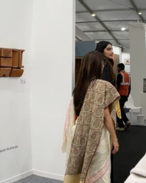 Pratibha Bhadauria Instagram - India Art Fair Dump : pics or it didn’t happen 📸
.
.
#IndiaArtFair #PratibhaBhadauria #ArtWeek #indiaartfair2024 #art #artlover #artfestival #southasianart