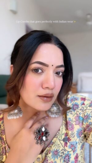 Pratibha Bhadauria Instagram - The lip combo that goes perfectly with Indian wear ✨

My DMs were flooded when I posted a picture from this look, obviously I had to do a reel on this.
.
.
.
Lipsticks for Indian skintone , lip shades for brown girls, Lip combo , lip hacks , Indian skintone makeup , brown girl , makeup for Indian skintone , makeup for brown skin 
.
.
.
#Lip #lipcombo #brownskin #lipstickforbrowngirls #nudelipshades #nudelips #lipgloss #lipcomboforbrowngirls #reels