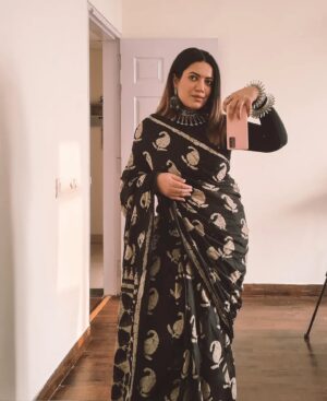 Pratibha Bhadauria Instagram - Desi winter look 🖤
.
.
.
.
.
#Saree #sareedraping #Sareehacks #pleatinghack #sareelove #sareeindia #sareeoftheday
.
.
[ Saree , sareedraping , sareeoftheday, sareehack , pleatinghack , eternitybysakshi ]