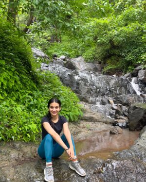 Pratibha Ranta Instagram - This morning, my friends dragged me for a small trek and even though I was so sleep deprived, the moment I got there, it weirdly felt like home. Having grown up in the mountains, I didn’t realise how much I just missed being surrounded by nature. I can’t believe that this is the first time I’ve actually done this after living in this city for almost half a decade now. 

Can’t wait to do this again and make a ritual out of it! Uff, my heart is so happyyy 🌿🌱🌻