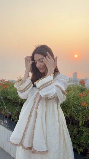 Pratibha Ranta Instagram - Happy Diwali ✨🪔🫶🏻
.
.
.
Wearing @roze.india ✨
Hair @manemaniac_