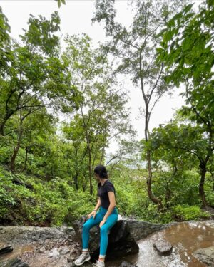 Pratibha Ranta Instagram - This morning, my friends dragged me for a small trek and even though I was so sleep deprived, the moment I got there, it weirdly felt like home. Having grown up in the mountains, I didn’t realise how much I just missed being surrounded by nature. I can’t believe that this is the first time I’ve actually done this after living in this city for almost half a decade now. 

Can’t wait to do this again and make a ritual out of it! Uff, my heart is so happyyy 🌿🌱🌻