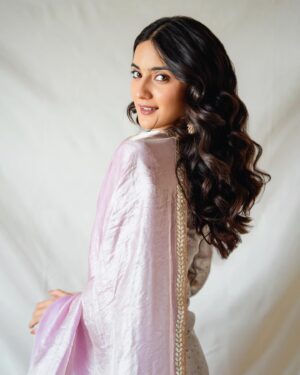 Pratibha Ranta Instagram - Heeramandi on 1st of May on @netflix_in 
See you all there ✨🤗 

Wearing - @bhumikagrover