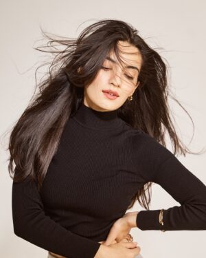 Pratibha Ranta Instagram - Dekho ji, dance karna mujhe bohot pasand hai😛
.
.
.
.
.
Creative direction by @poojaa_kumarr 
Shot by @saurabh_sonkar @nirbhay_gajbhiye03 
Styled by @nehakumarr_ 
Hair @rahul_gelot___ 
@ashu_1772 ✨