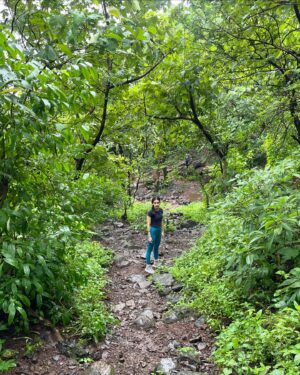 Pratibha Ranta Instagram - This morning, my friends dragged me for a small trek and even though I was so sleep deprived, the moment I got there, it weirdly felt like home. Having grown up in the mountains, I didn’t realise how much I just missed being surrounded by nature. I can’t believe that this is the first time I’ve actually done this after living in this city for almost half a decade now. 

Can’t wait to do this again and make a ritual out of it! Uff, my heart is so happyyy 🌿🌱🌻