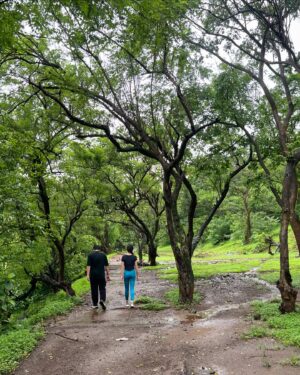 Pratibha Ranta Instagram - This morning, my friends dragged me for a small trek and even though I was so sleep deprived, the moment I got there, it weirdly felt like home. Having grown up in the mountains, I didn’t realise how much I just missed being surrounded by nature. I can’t believe that this is the first time I’ve actually done this after living in this city for almost half a decade now. 

Can’t wait to do this again and make a ritual out of it! Uff, my heart is so happyyy 🌿🌱🌻