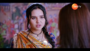 Pratiksha Rai Instagram - Kya ek galatfehmi le aayegi Vasu aur Chandrika ke rishtey mein daraar? Dekhiye #Vasudha, har roz, raat 10:00 baje, sirf #ZeeTV par.

#Promo 

@iampriyathakurr @nausheenalisardar @i_pratiksha__rai