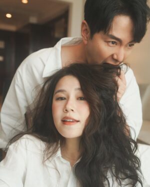 Priscilla Wong Instagram - 從來都沒有重視過情人節，
今年忽然有一點不同感受，
總是在想，這可能是最後一次二人情人節。
原來對未來還是空白的假設，
也會帶來一點積極性。
來一次staycation ，
找朋友來認真拍照留念，
一起做Spa ，
一起吃個儀式感的飯。
臨睡前，
忽然想起，
忘記帶自己的孕枕，
忘記帶懷孕supplement ，
就這樣，
假期縮短，
回家😂
還是值得紀念的🌈

📷 @weiziweizigezhe_ss