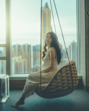 Priscilla Wong Instagram - 從來都沒有重視過情人節，
今年忽然有一點不同感受，
總是在想，這可能是最後一次二人情人節。
原來對未來還是空白的假設，
也會帶來一點積極性。
來一次staycation ，
找朋友來認真拍照留念，
一起做Spa ，
一起吃個儀式感的飯。
臨睡前，
忽然想起，
忘記帶自己的孕枕，
忘記帶懷孕supplement ，
就這樣，
假期縮短，
回家😂
還是值得紀念的🌈

📷 @weiziweizigezhe_ss