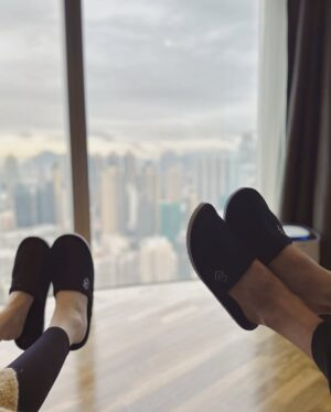 Priscilla Wong Instagram - 從來都沒有重視過情人節，
今年忽然有一點不同感受，
總是在想，這可能是最後一次二人情人節。
原來對未來還是空白的假設，
也會帶來一點積極性。
來一次staycation ，
找朋友來認真拍照留念，
一起做Spa ，
一起吃個儀式感的飯。
臨睡前，
忽然想起，
忘記帶自己的孕枕，
忘記帶懷孕supplement ，
就這樣，
假期縮短，
回家😂
還是值得紀念的🌈

📷 @weiziweizigezhe_ss