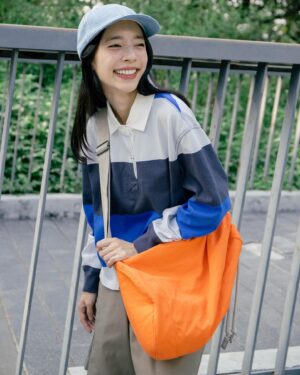Priya Sangkhachinda Instagram - ใครชอบแต่งตัวแนววินเทจ Old School ต้องนี่เลย UNIQLO and JW ANDERSON ที่มาในสไตล์  Modern Preppy กลิ่นอายแบบยุค  80s-90s นี่แค่ตัวอย่างนะ ยังมีไอเทมน่ารักๆ อีกเพียบเลย มาช้อปตามกันได้ที่ร้าน Uniqlo และ Uniqlo Online Store ของดีแบบนี้ห้ามพลาดเลยนะ

#UniqloJWAnderson #UniqloThailand #LifeWear