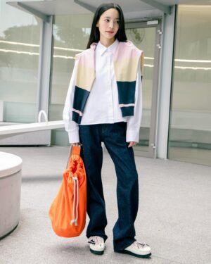 Priya Sangkhachinda Instagram - ใครชอบแต่งตัวแนววินเทจ Old School ต้องนี่เลย UNIQLO and JW ANDERSON ที่มาในสไตล์  Modern Preppy กลิ่นอายแบบยุค  80s-90s นี่แค่ตัวอย่างนะ ยังมีไอเทมน่ารักๆ อีกเพียบเลย มาช้อปตามกันได้ที่ร้าน Uniqlo และ Uniqlo Online Store ของดีแบบนี้ห้ามพลาดเลยนะ

#UniqloJWAnderson #UniqloThailand #LifeWear